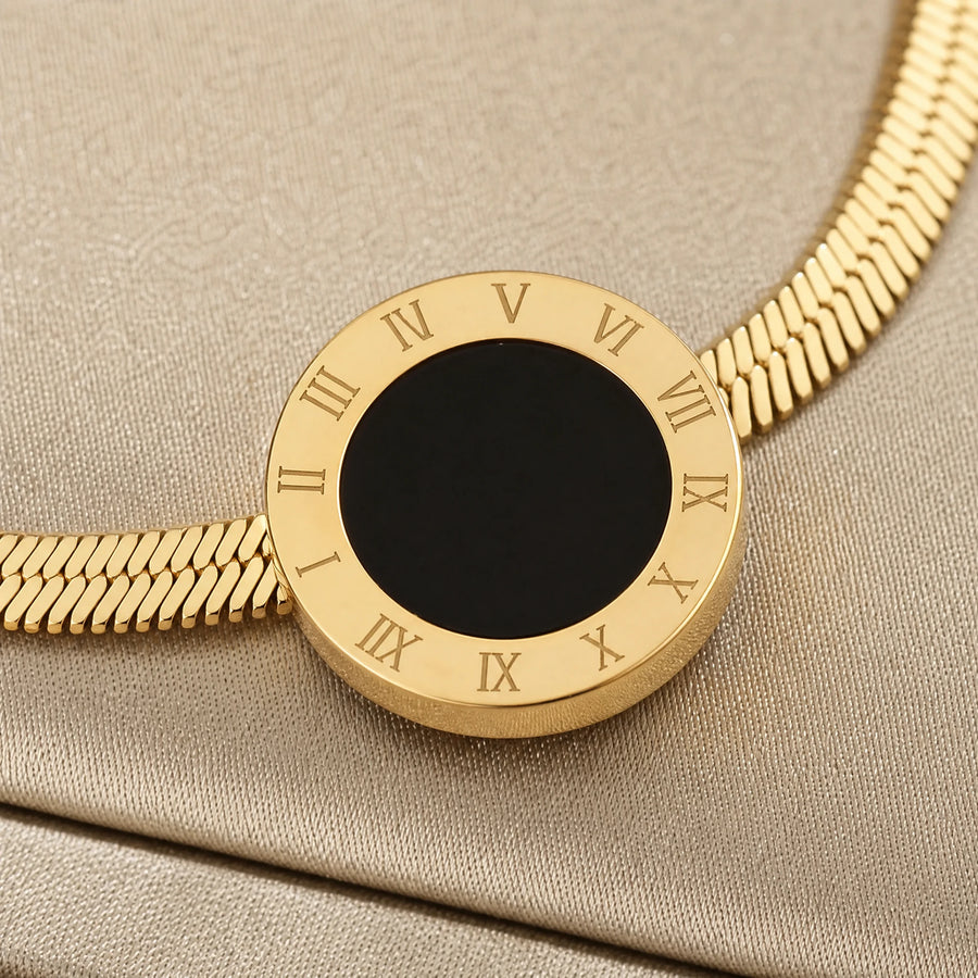 Collier Année 80 avec Pendentif orné de chiffres romains - close-up détail matière