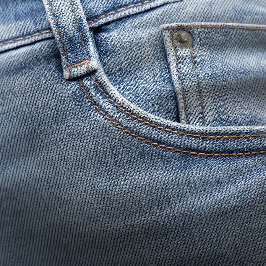 Jean crayon stretch couleur unie pour homme vintage - close-up détail matière