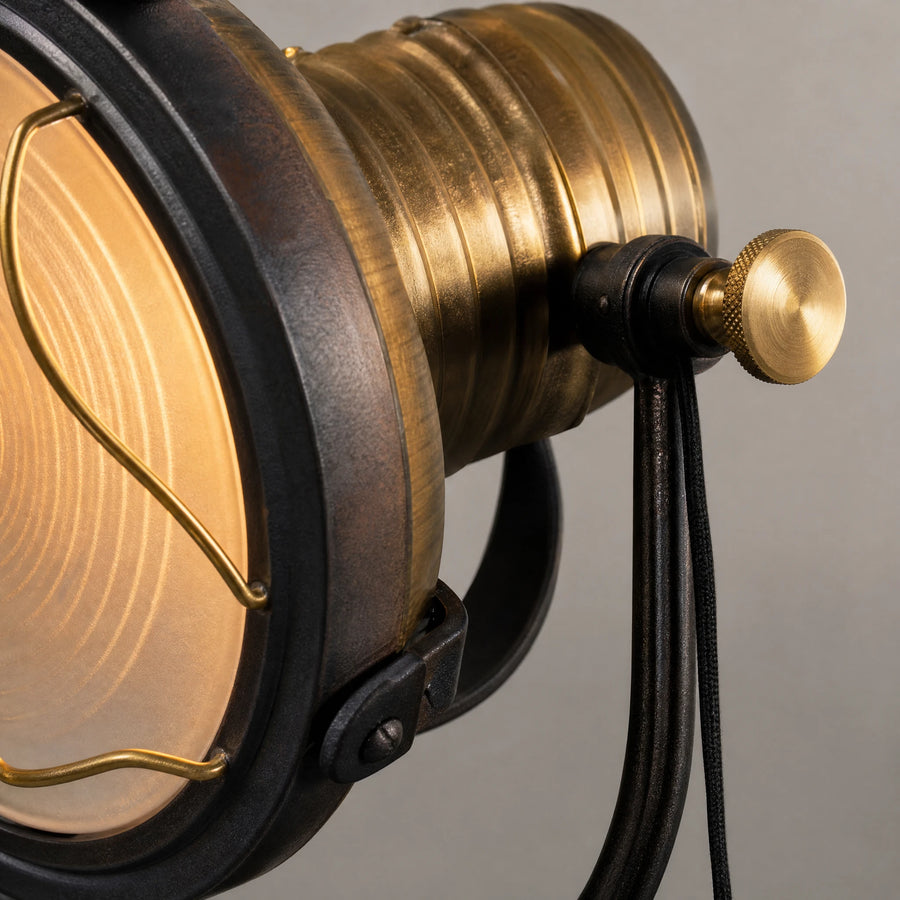 Lampadaire Trépied Industriel à Projecteur Orientable - close-up détail matière
