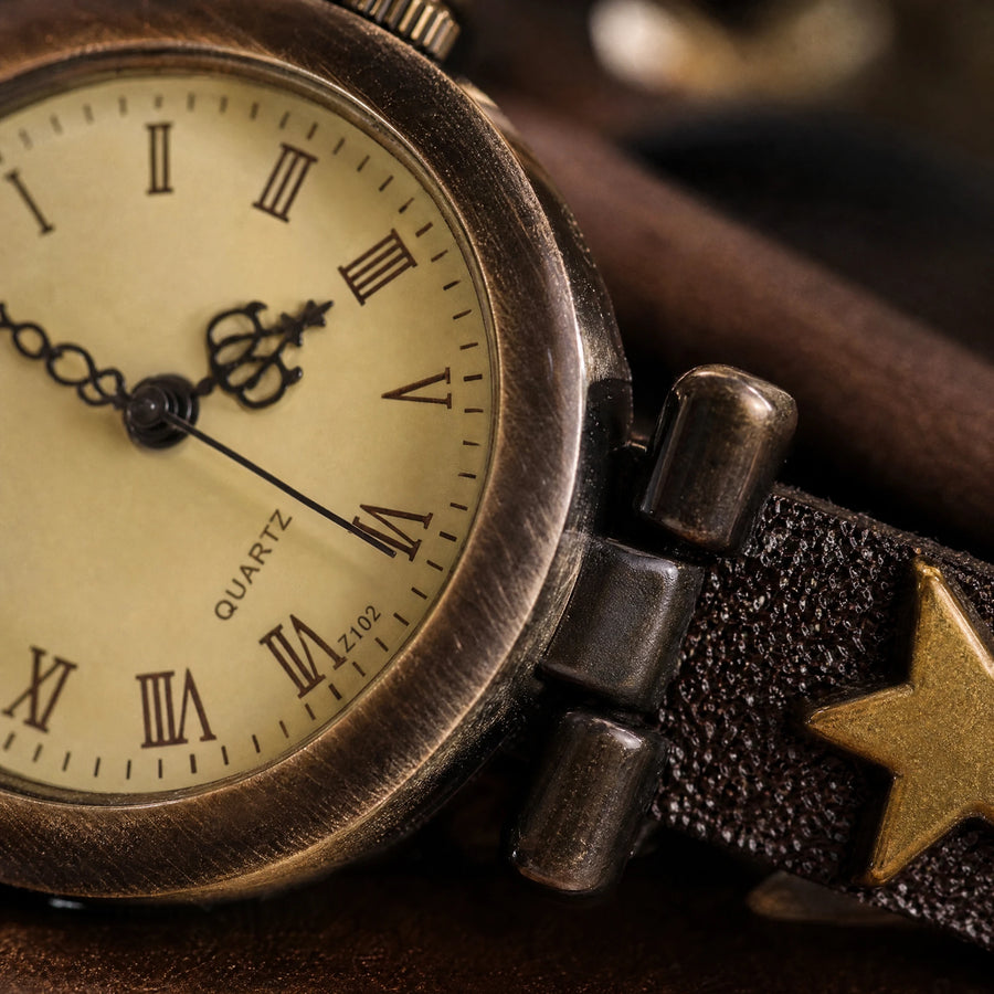 Montre Bracelet Cuir Vintage à Cadran Chiffres Romains - close-up détail matière