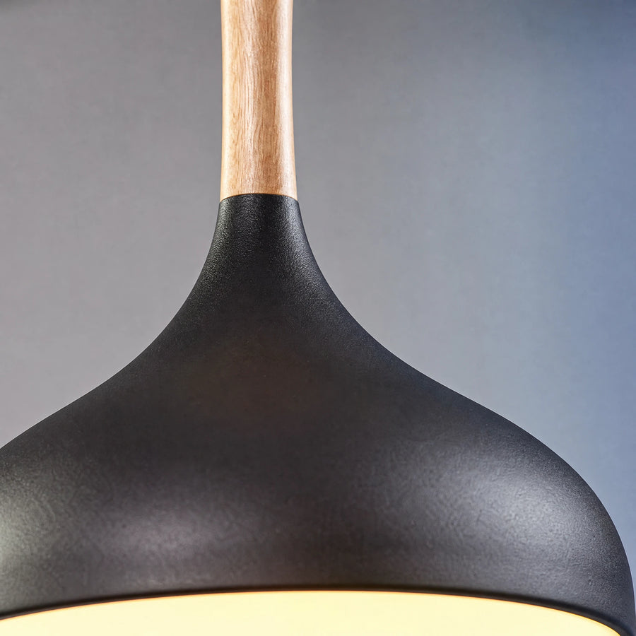 Suspension Noire Luminaire avec Détail Bois Naturel - close-up détail matière