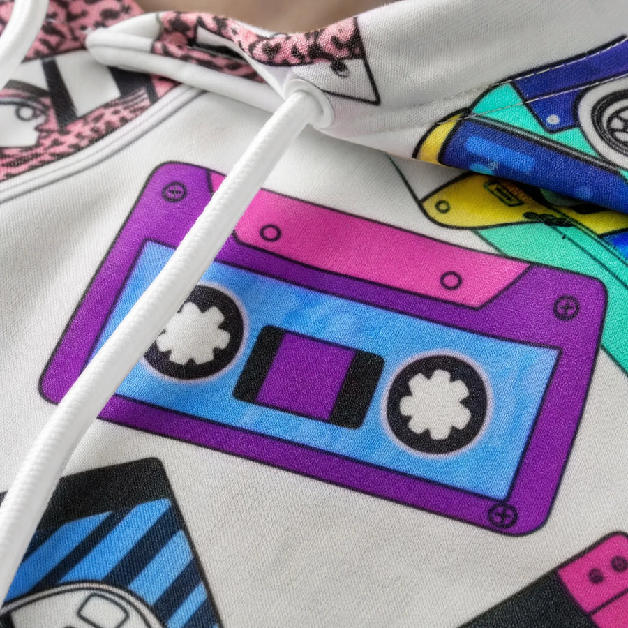 Sweat à capuche années 80 motif cassettes audio et vinyles - close-up détail matière