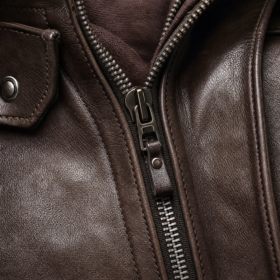 Veste en cuir vintage multi-poches à capuche pour homme - close-up détail matière