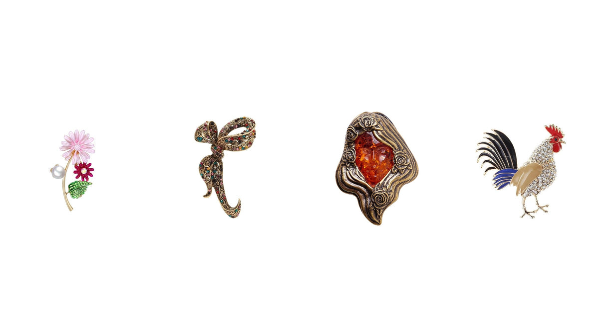 Quatre broches au style ancien : fleur perlée, nœud orné de strass, ambre sculpté et coq émaillé Imagen
