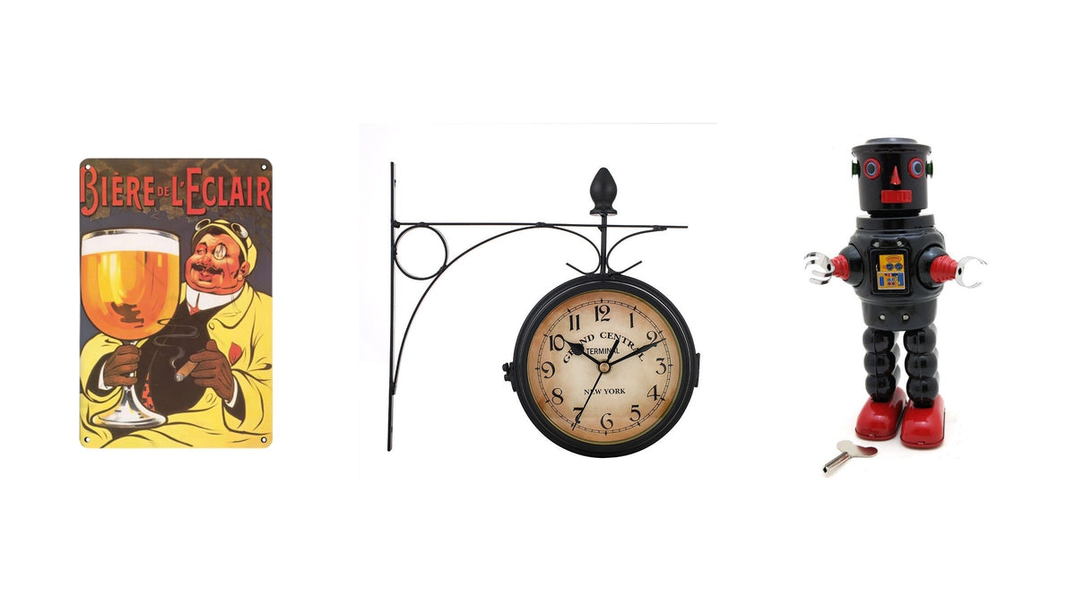 Trois objets rétro sur fond blanc : plaque publicitaire en métal pour une bière, horloge de gare double face sur potence en fer, robot en tôle à remontoir Imagen