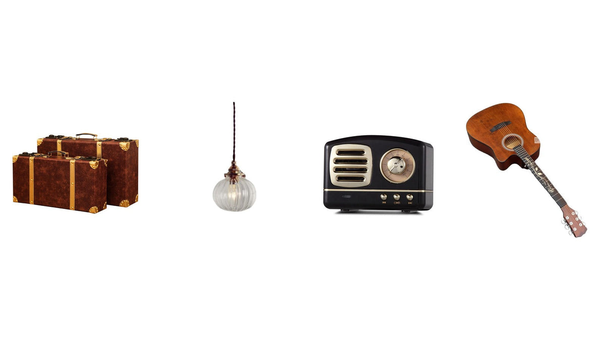 Effet Kodak : valise ancienne, suspension en verre strié, enceinte style TSF et guitare folk sur fond blanc Imagen
