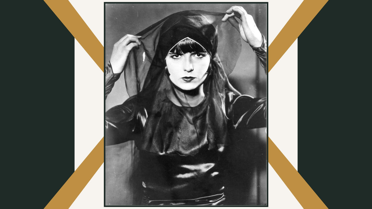 Portrait publicitaire en noir et blanc de Louise Brooks pour Loulou en 1929, encadré de lignes géométriques vertes et dorées Imagen