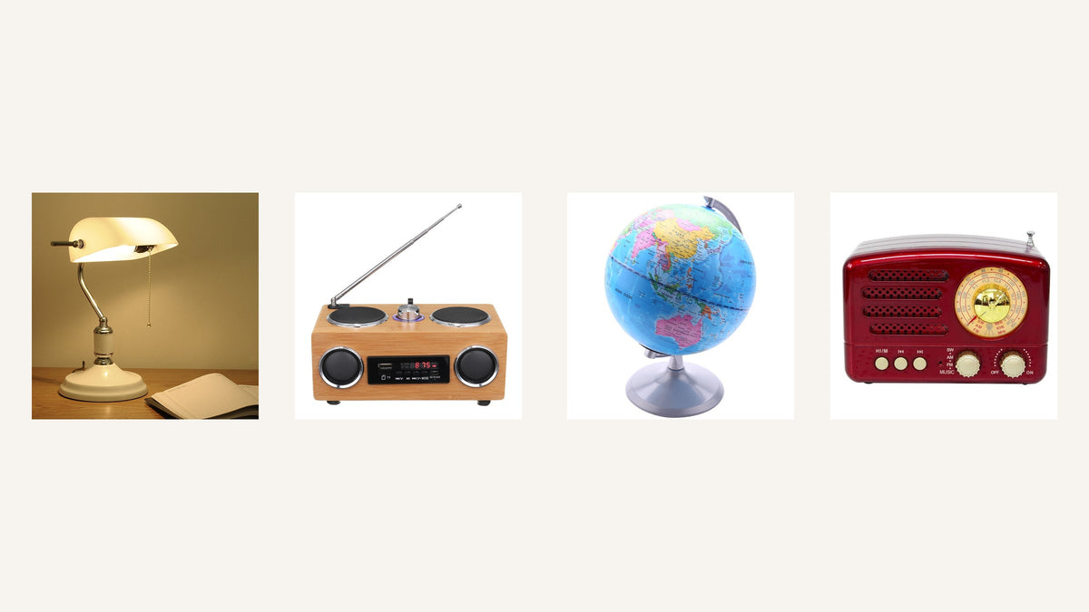 Objets rétro actuels pour illustrer une méthode d’identification : lampe de bureau, radio, globe terrestre et poste radio rouge