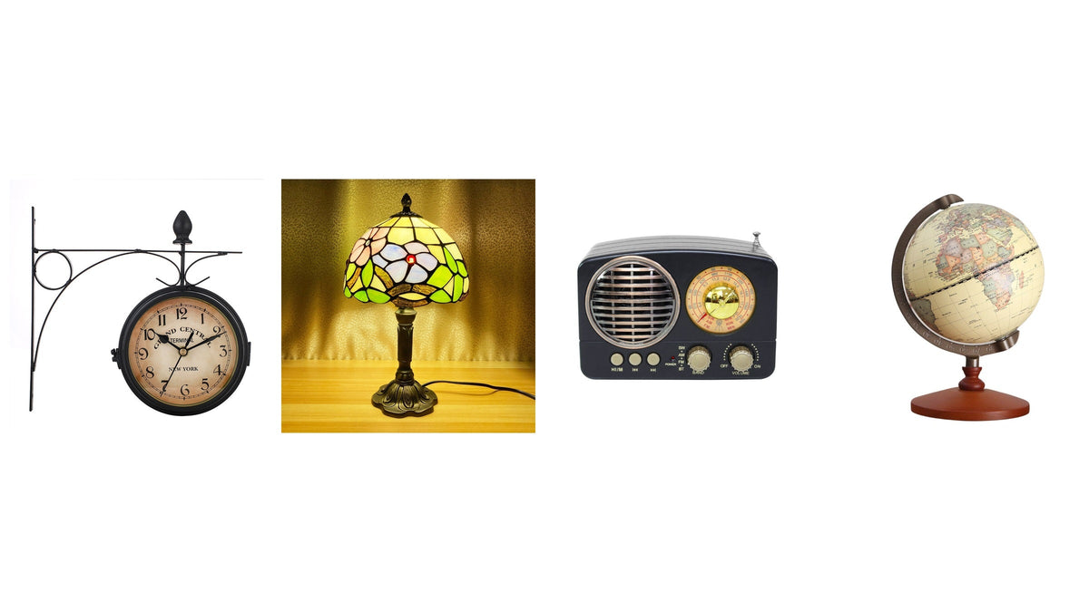 Horloge de gare, lampe au verre coloré, petite radio et globe terrestre réunis sur fond blanc Imagen