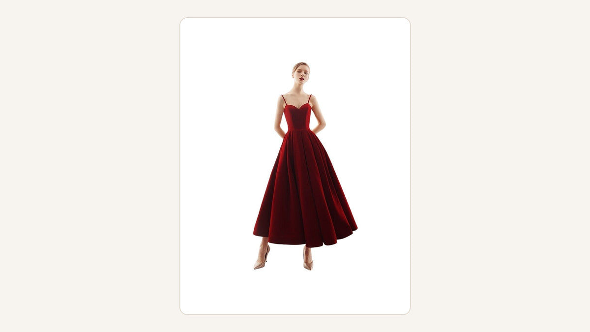 Robe longue rouge d’inspiration rétro présentée au centre sur fond crème Imagen