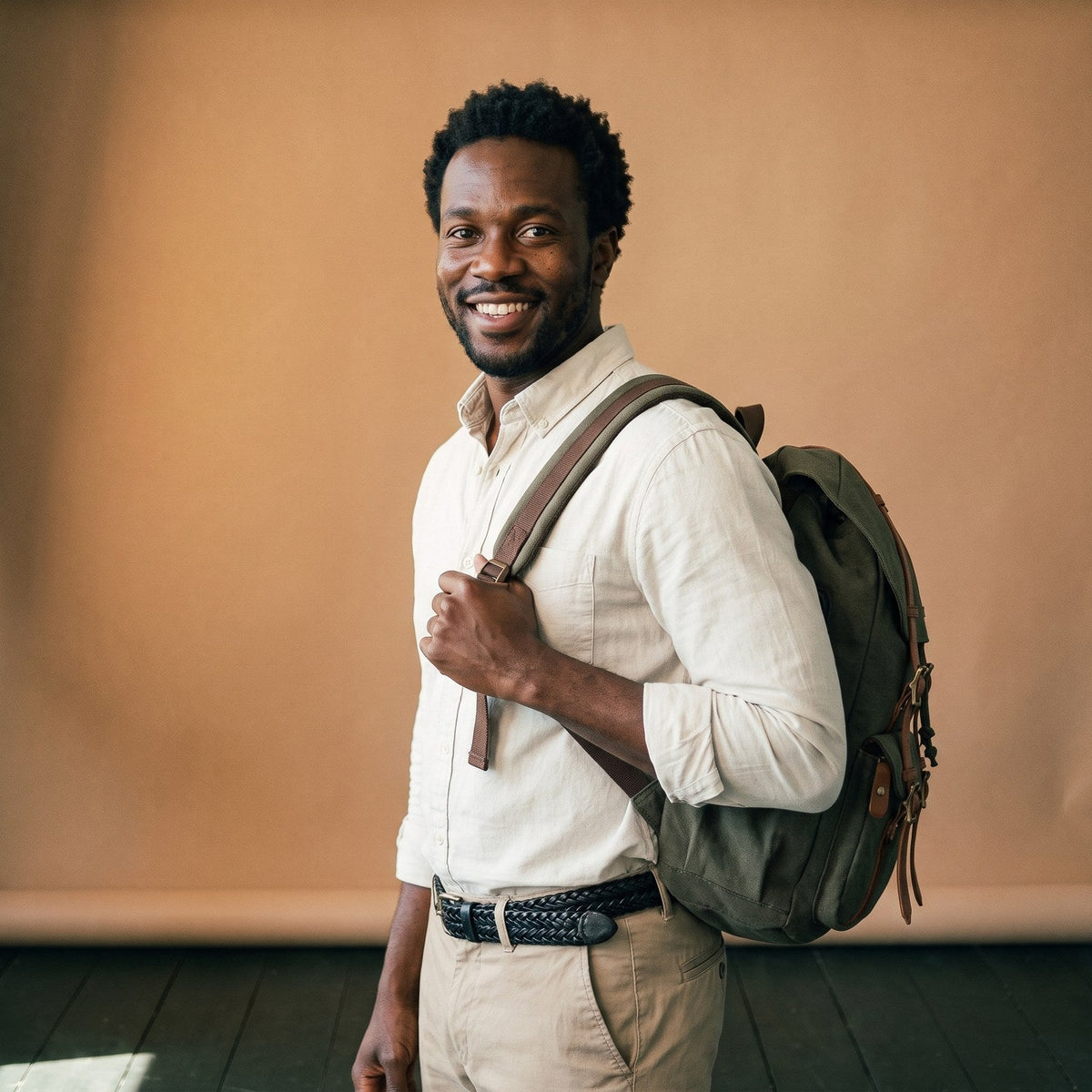Mannequin homme avec un sac à dos et une ceinture en cuir vintage Imagen