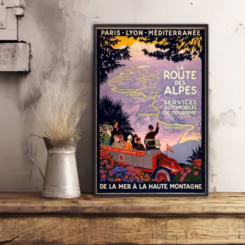 Affiche vintage encadree posee sur une console en bois Imagen