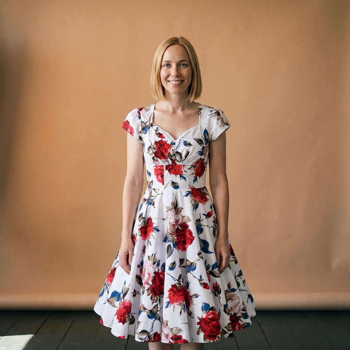 Robe année 50 fleurie portée dans un studio rétro