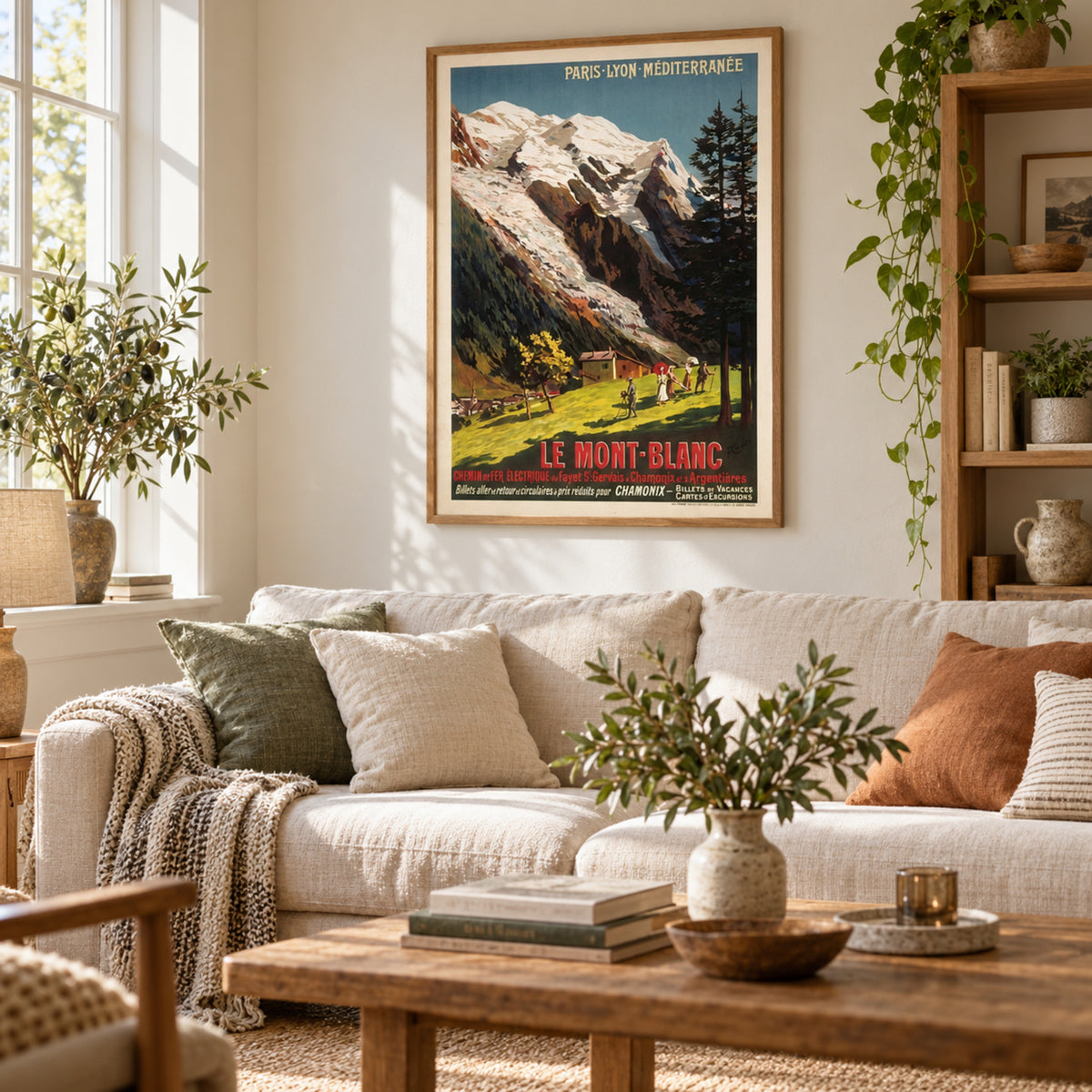 Vue large d'un salon en journée avec l'affiche vintage Mont Blanc sur toile 50 x 70 cm au mur Imagen