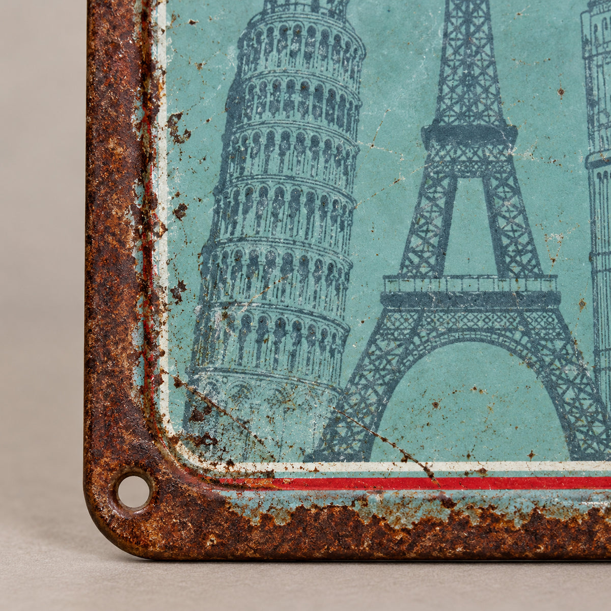 Gros plan sur le métal, l'effet patiné imprimé et un trou d'angle de l'affiche voyage vintage Imagen
