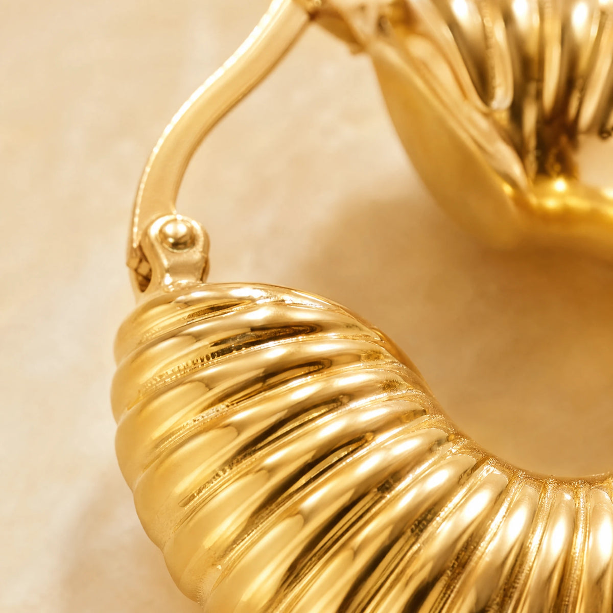 Boucle D’oreille Année 80 Tendance - close-up détail matière