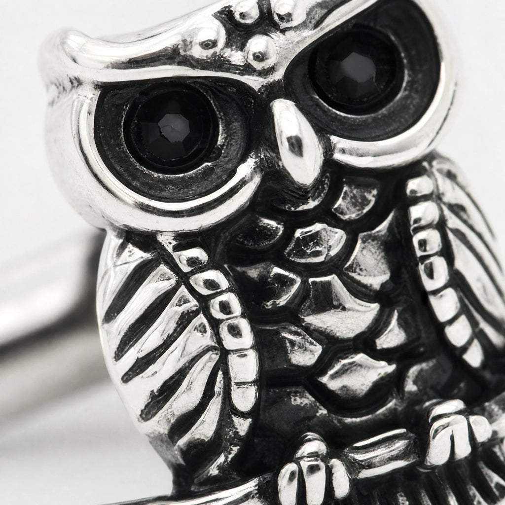Boutons de manchette hibou en cuivre à finition vieillie - close-up détail matière