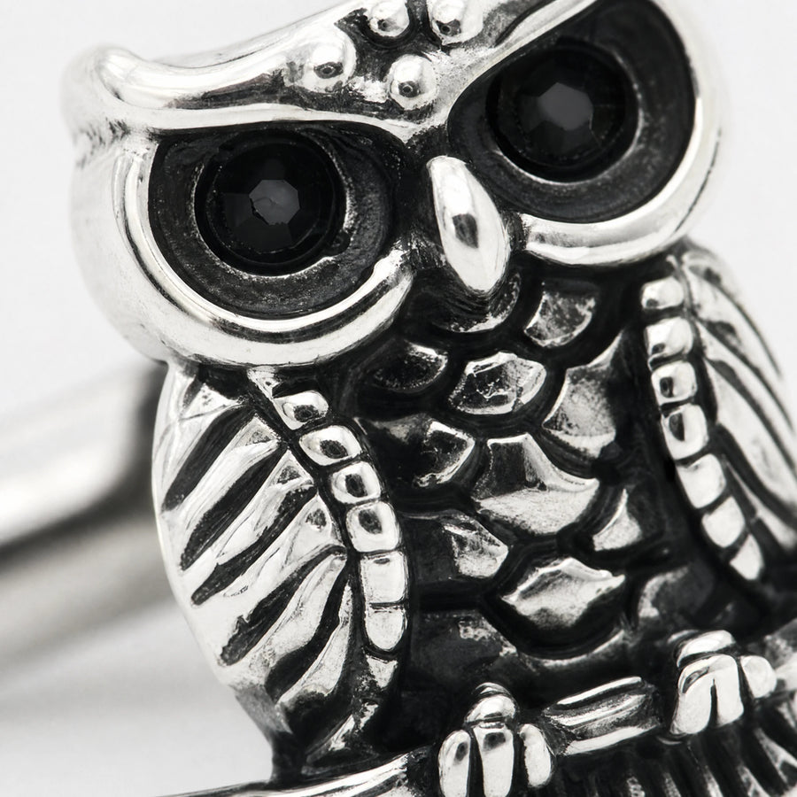 Boutons de manchette hibou en cuivre à finition vieillie - close-up détail matière