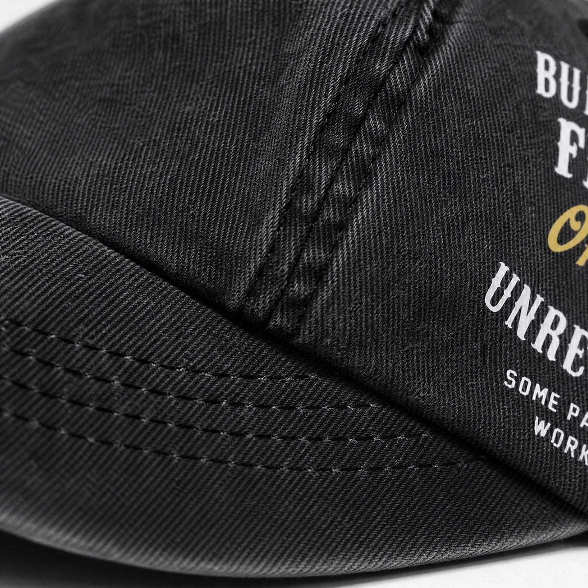 Casquette Vintage Cuir Vieilli - close-up détail matière
