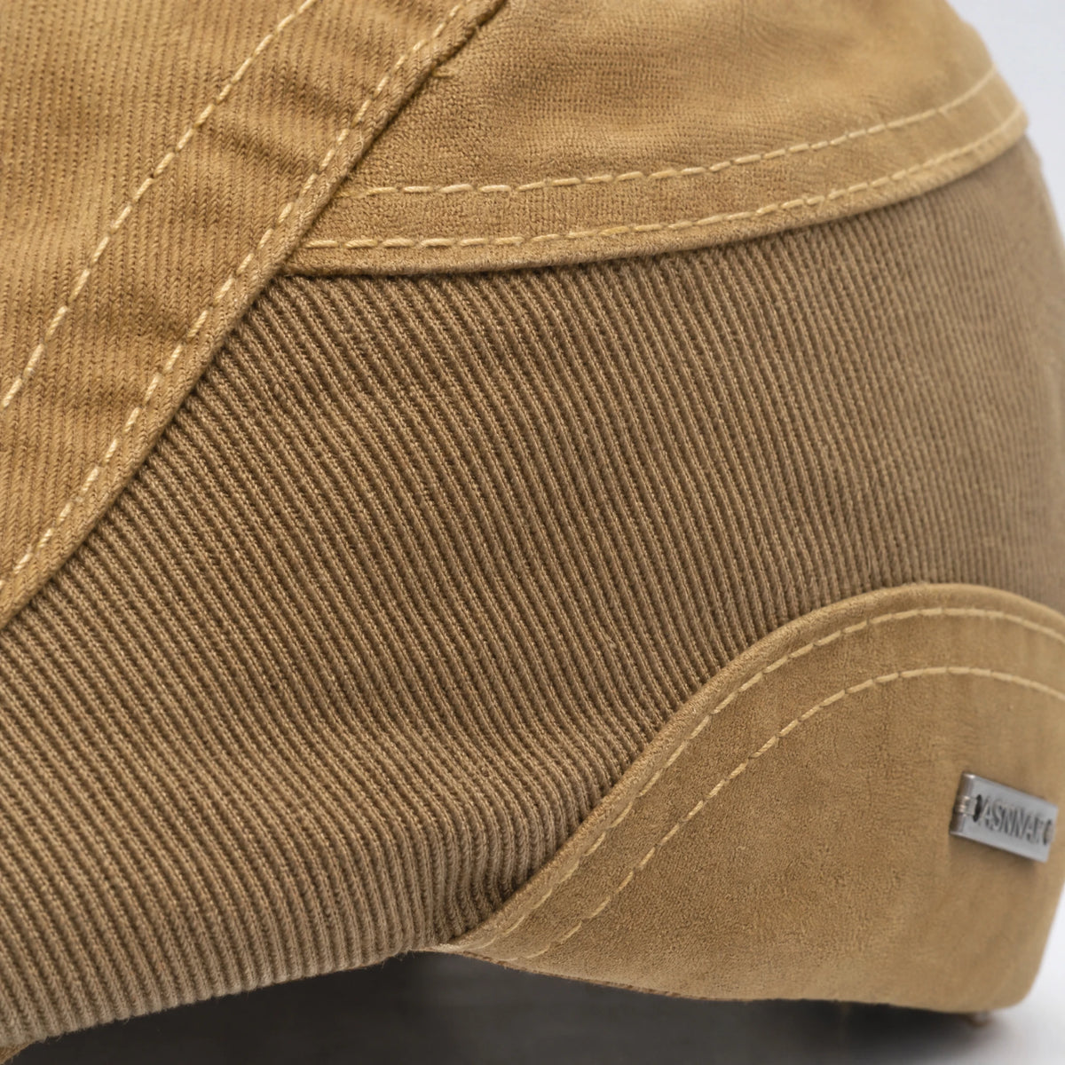 Chapeau de couture de couleur unie vintage - close-up détail matière