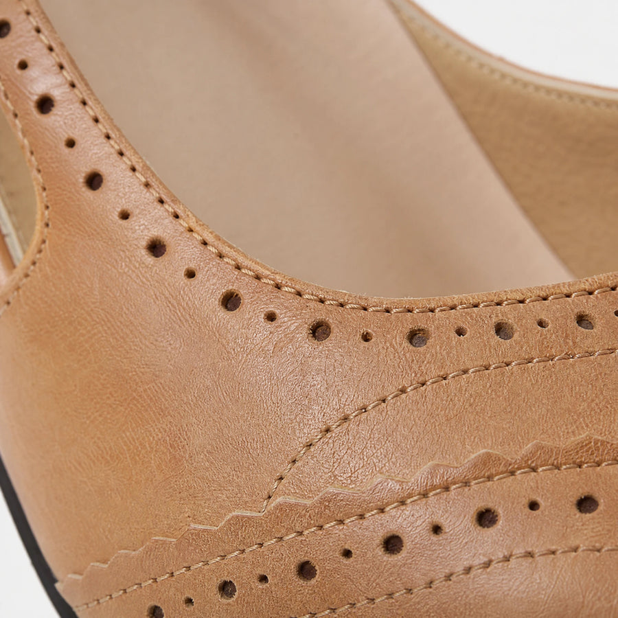 Chaussures Année 80 T-Strap Cuir Camel - close-up détail matière