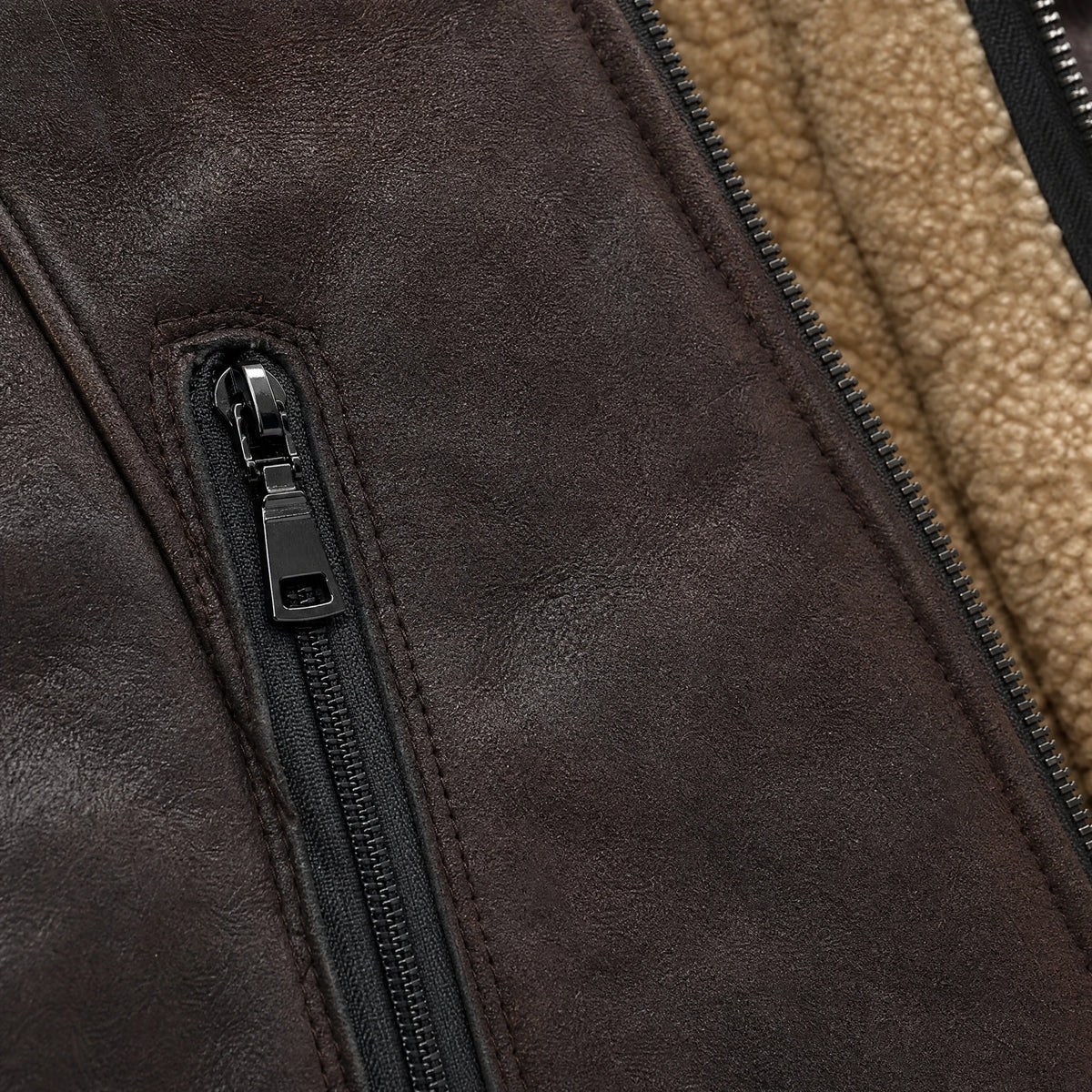 Gilet à Poches Verticales en Daim Marron pour Homme - close-up détail matière
