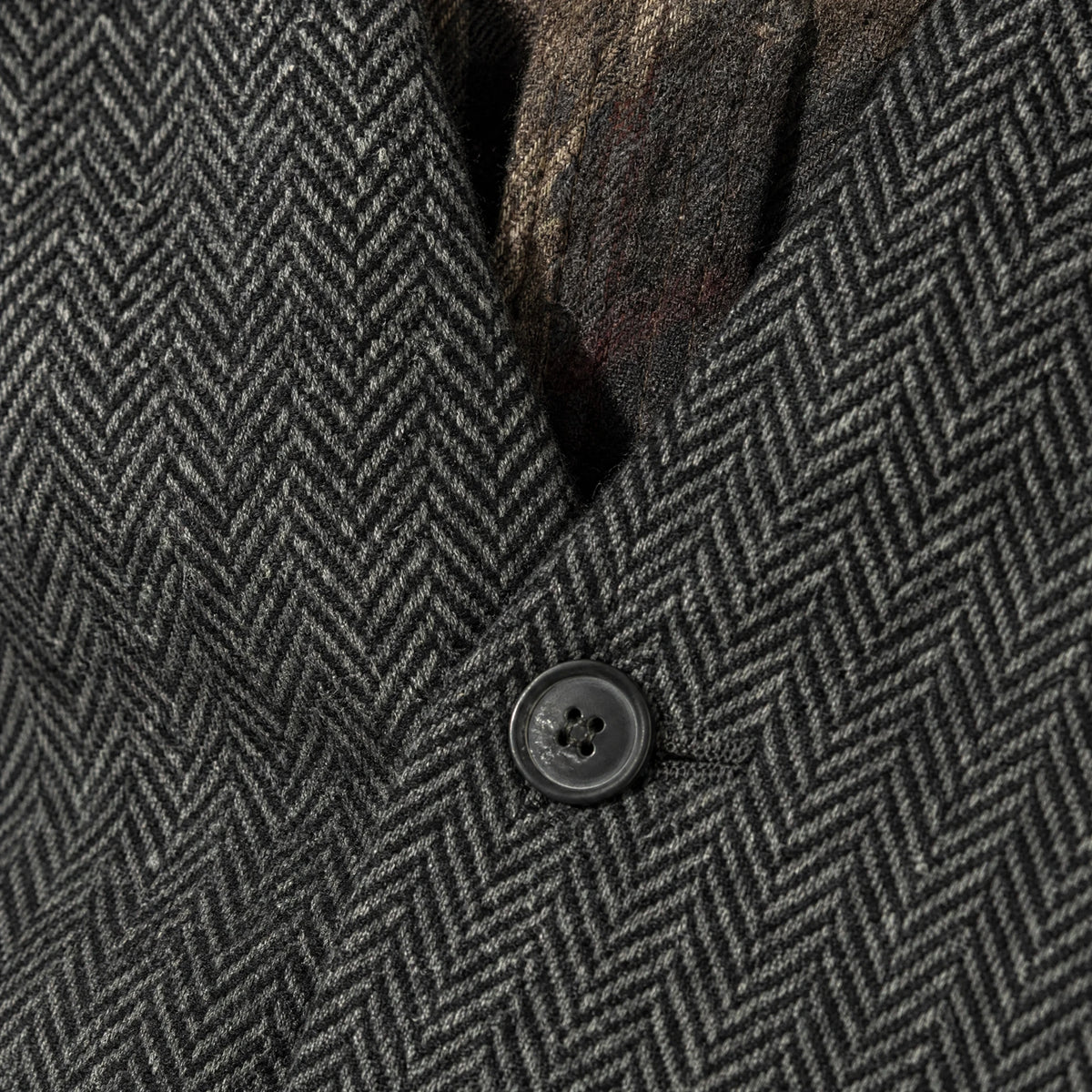 Gilet vintage en tweed à col en V pour homme - close-up détail matière
