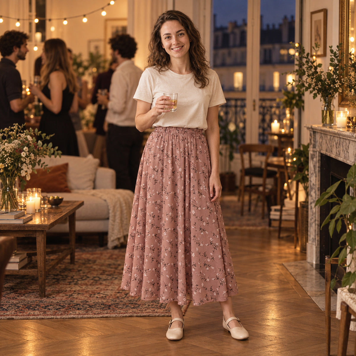 Femme portant la jupe longue années 80 plissée fleurie lors d'un déjeuner en terrasse l'été Imagen