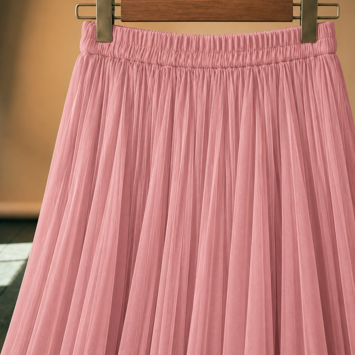 Gros plan sur le plissé rose, la taille haute et la doublure de la jupe longue années 80 plissée rose Imagen