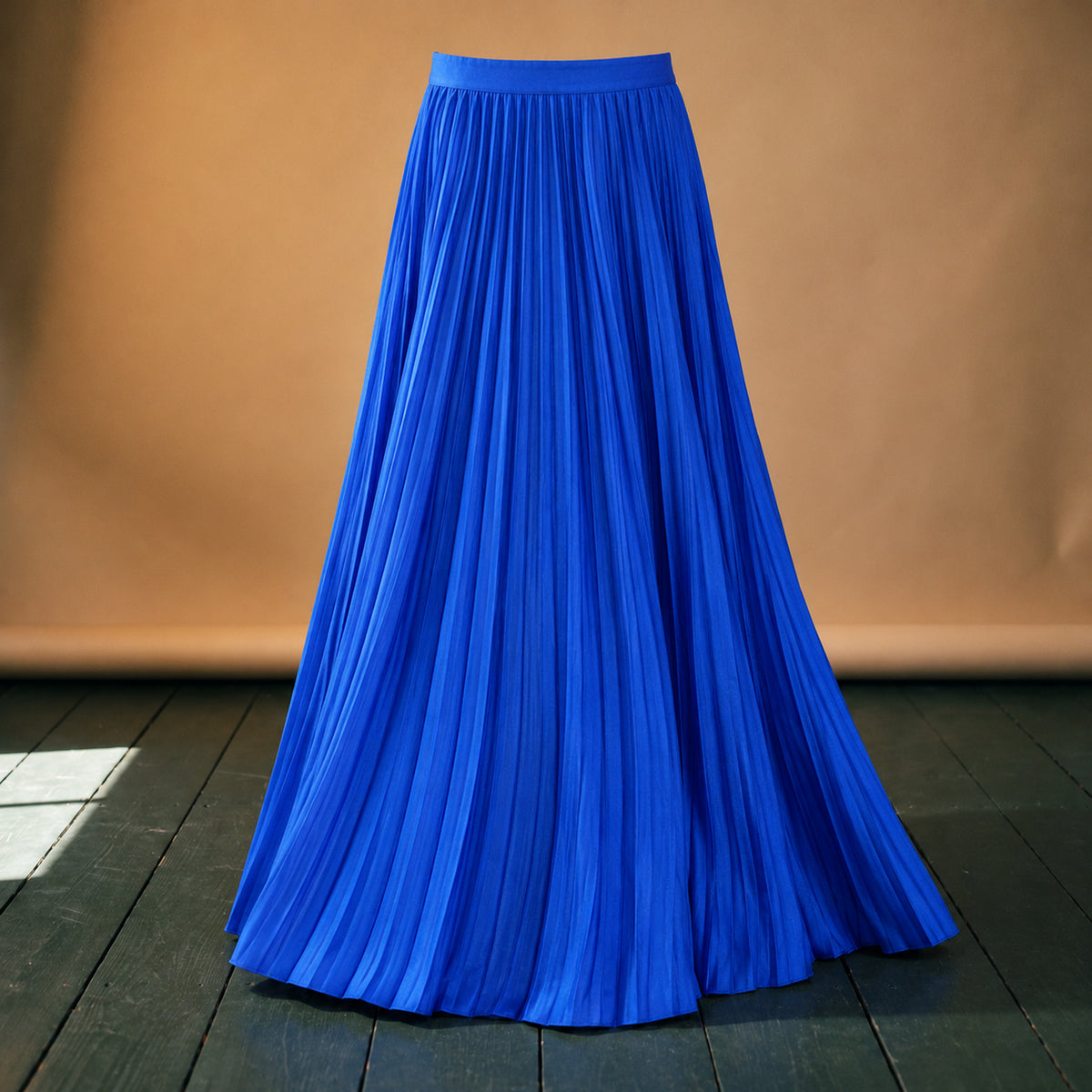 Gros plan sur les plis, le bleu roi uni et la taille élastique de la jupe longue plissée bleue style années 80 Imagen