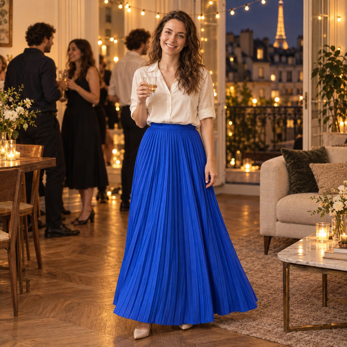 Femme portant la jupe longue plissée bleue style années 80 en terrasse un après-midi d'été Imagen
