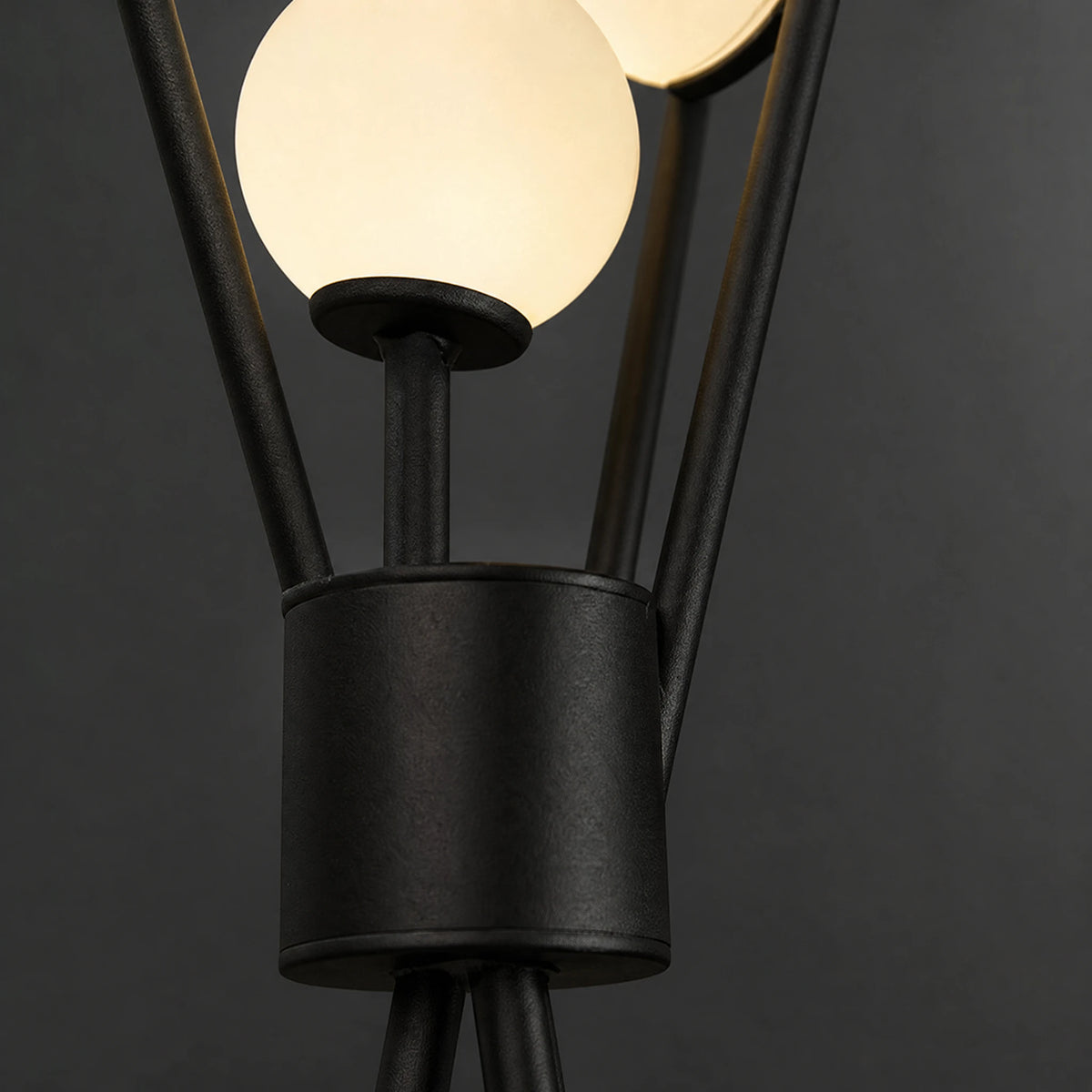 Lampadaire design tripode noir à globes lumineux - close-up détail matière