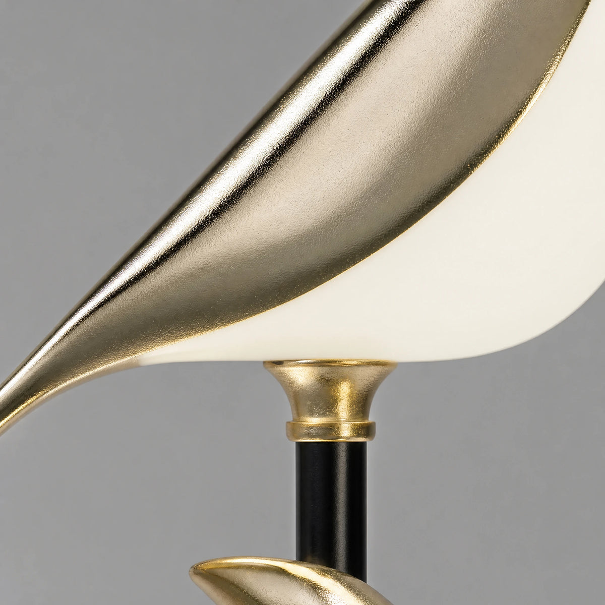 Lampe Oiseau Design en Métal Doré et Noir - close-up détail matière