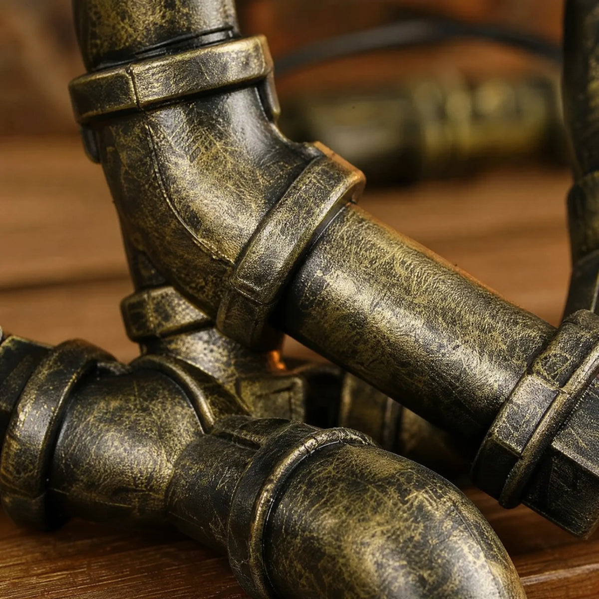 Lampe Tuyau Industriel à Poser en Forme de Robot - close-up détail matière