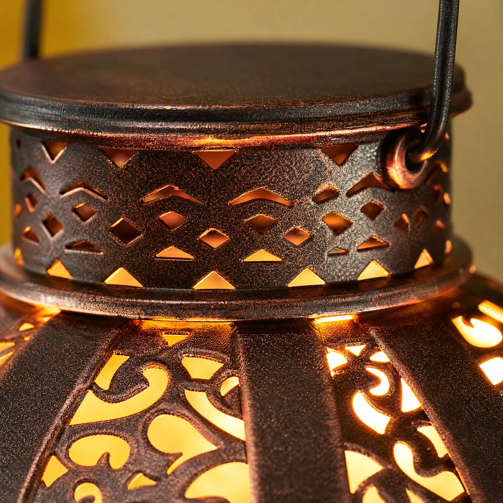 Lanterne Solaire Décorative Ajourée pour Jardin - close-up détail matière