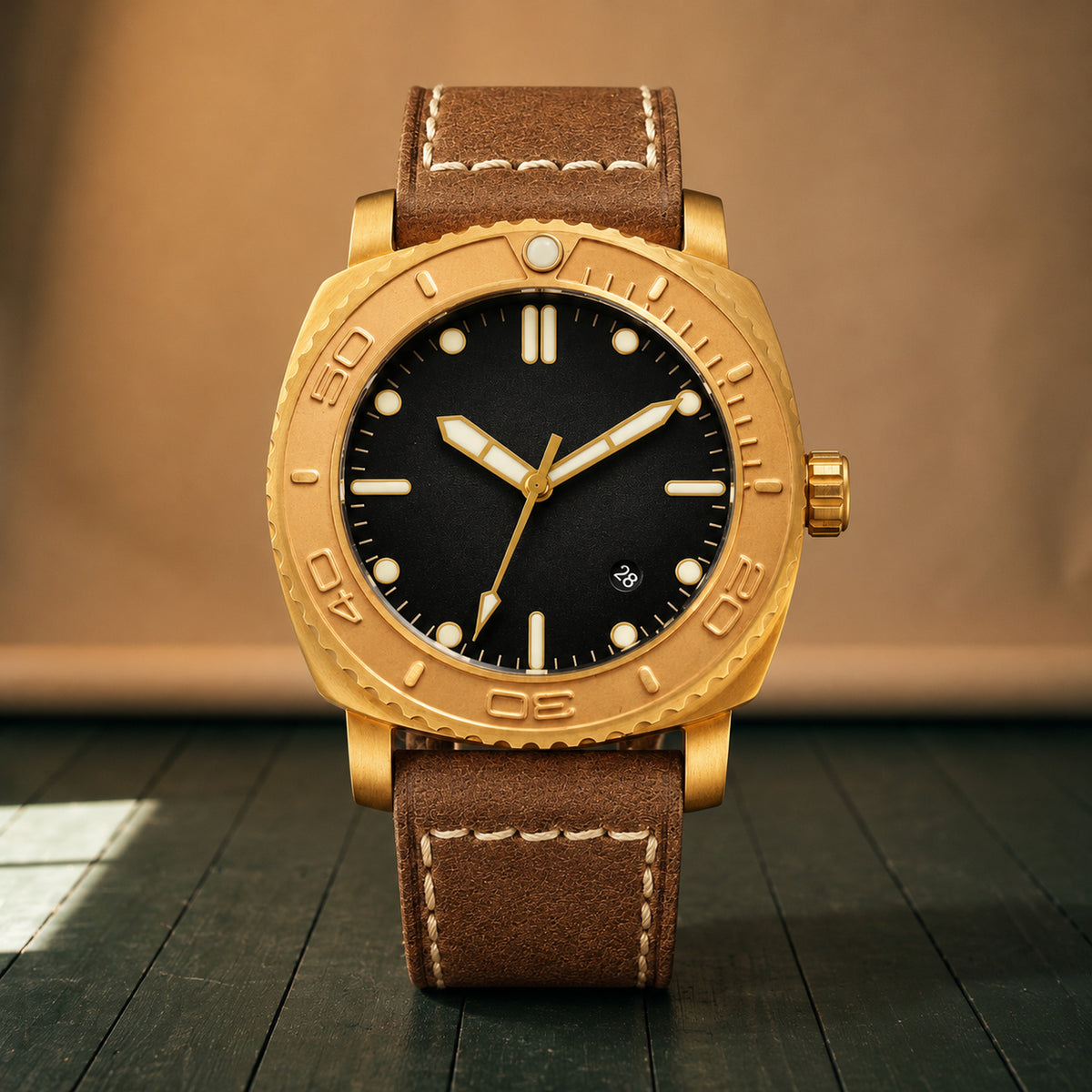 Gros plan sur la lunette graduée, le boîtier bronze et le cadran noir de la montre plongée automatique vintage Imagen