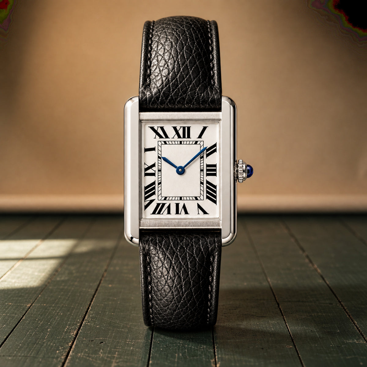 Gros plan sur le cadran blanc à chiffres romains, les aiguilles bleues et le cabochon de la montre rectangulaire femme Imagen