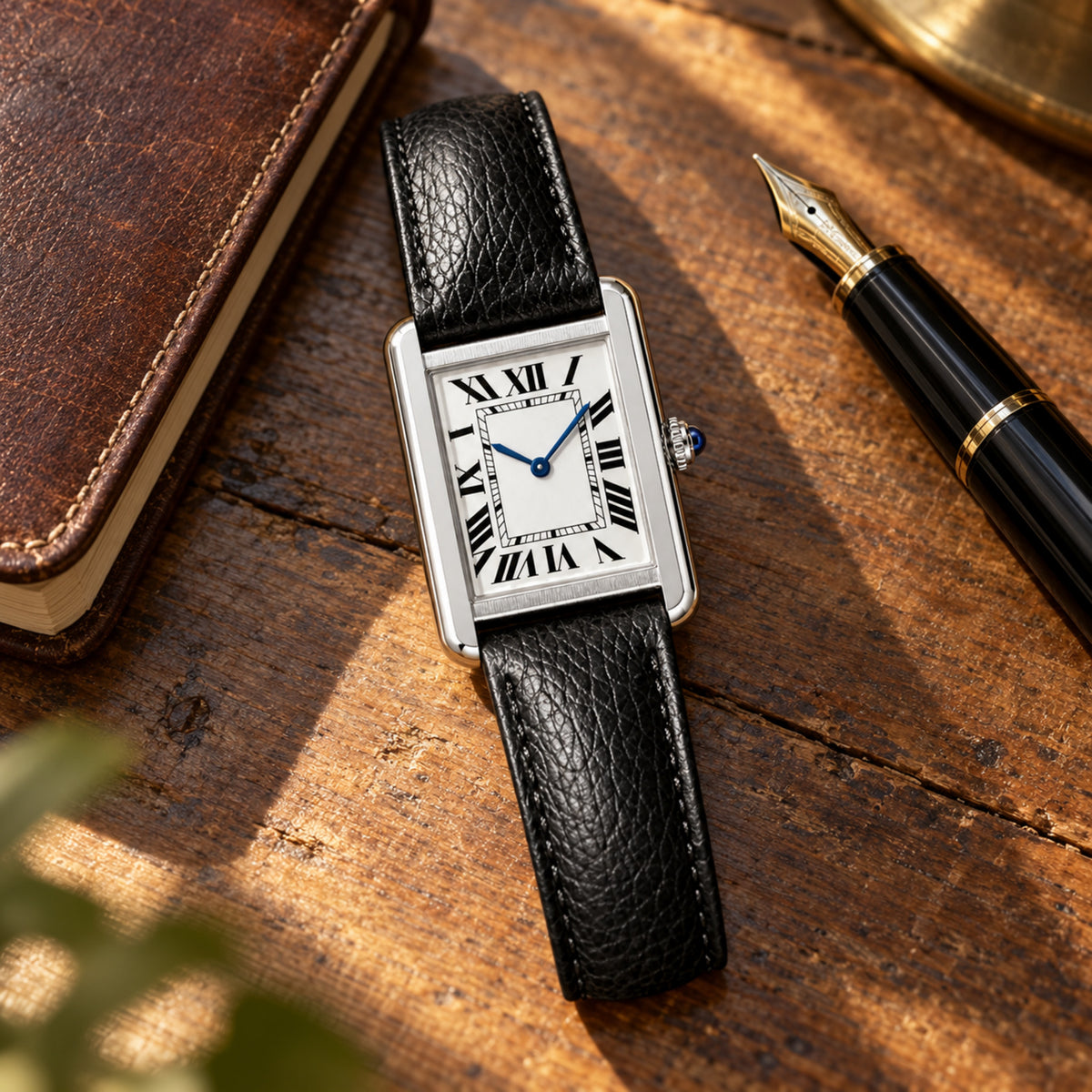 Femme portant la montre rectangulaire à chiffres romains lors d'un dîner, bracelet noir effet cuir sur une robe sombre Imagen
