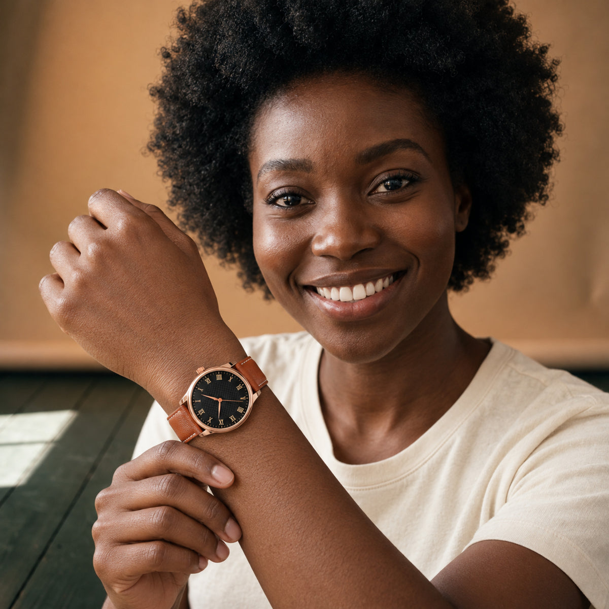 Montre style vintage à chiffres romains portée au poignet, bracelet marron effet cuir, vue en studio Imagen