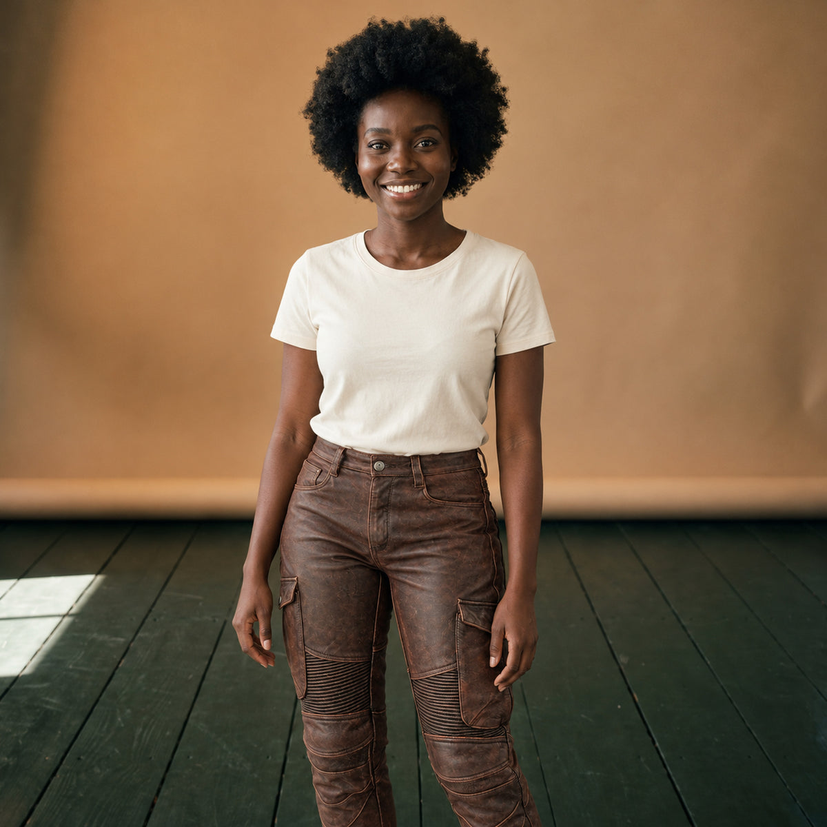 Pantalon moto effet cuir avec poches cargo et nervures porté en studio, vue en pied Imagen