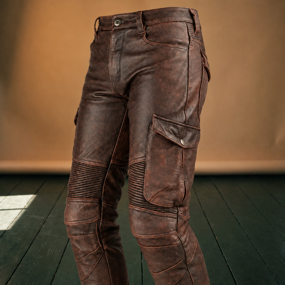 Gros plan sur les nervures au genou et la poche cargo du pantalon moto effet cuir Imagen