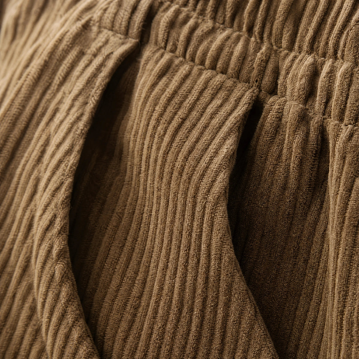 Pantalon droit ample en velours côtelé vintage - close-up détail matière