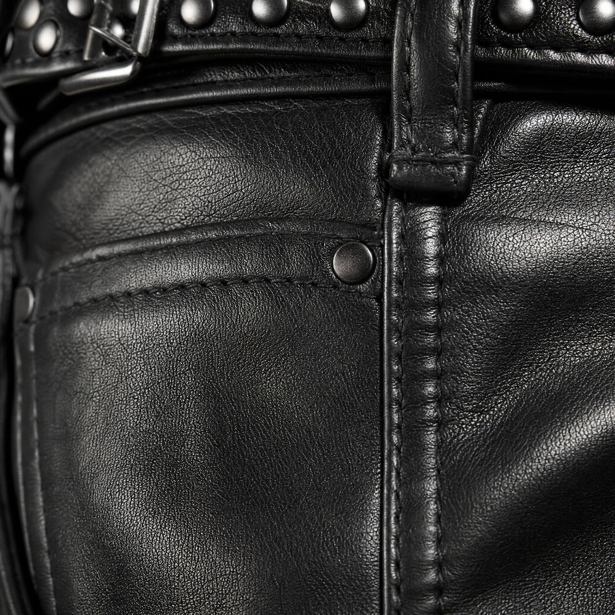 Pantalon en cuir taille basse vintage skinny - close-up détail matière