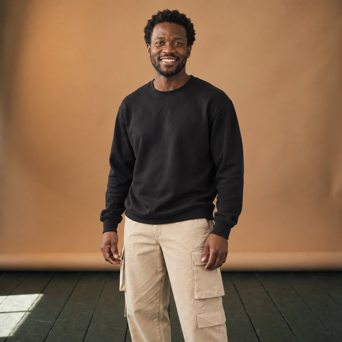 Pantalon funk homme années 80 coupe cargo porté en studio par un homme, vue en pied Imagen