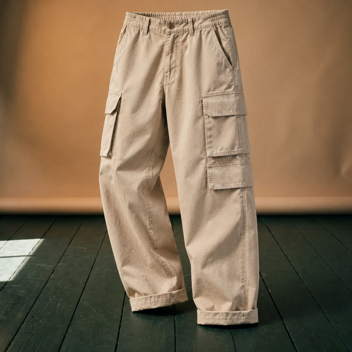 Gros plan sur le coton et la poche cargo du pantalon funk homme années 80 Imagen