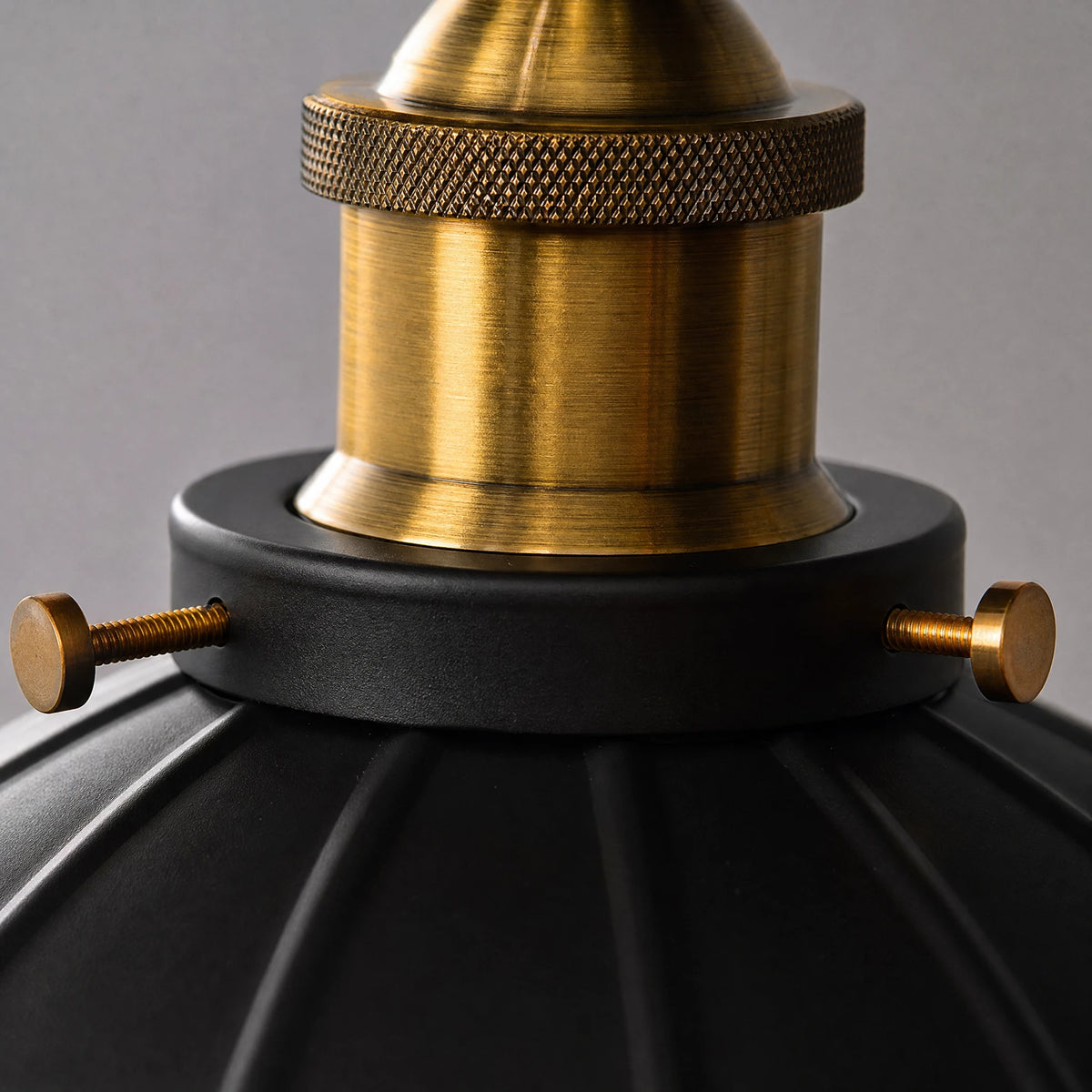 Plafonnier Vintage Industriel à Abat-Jour Ondulé - close-up détail matière