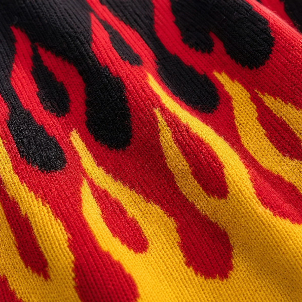 Pull Motif Flammes Bicolore Noir et Jaune - close-up détail matière