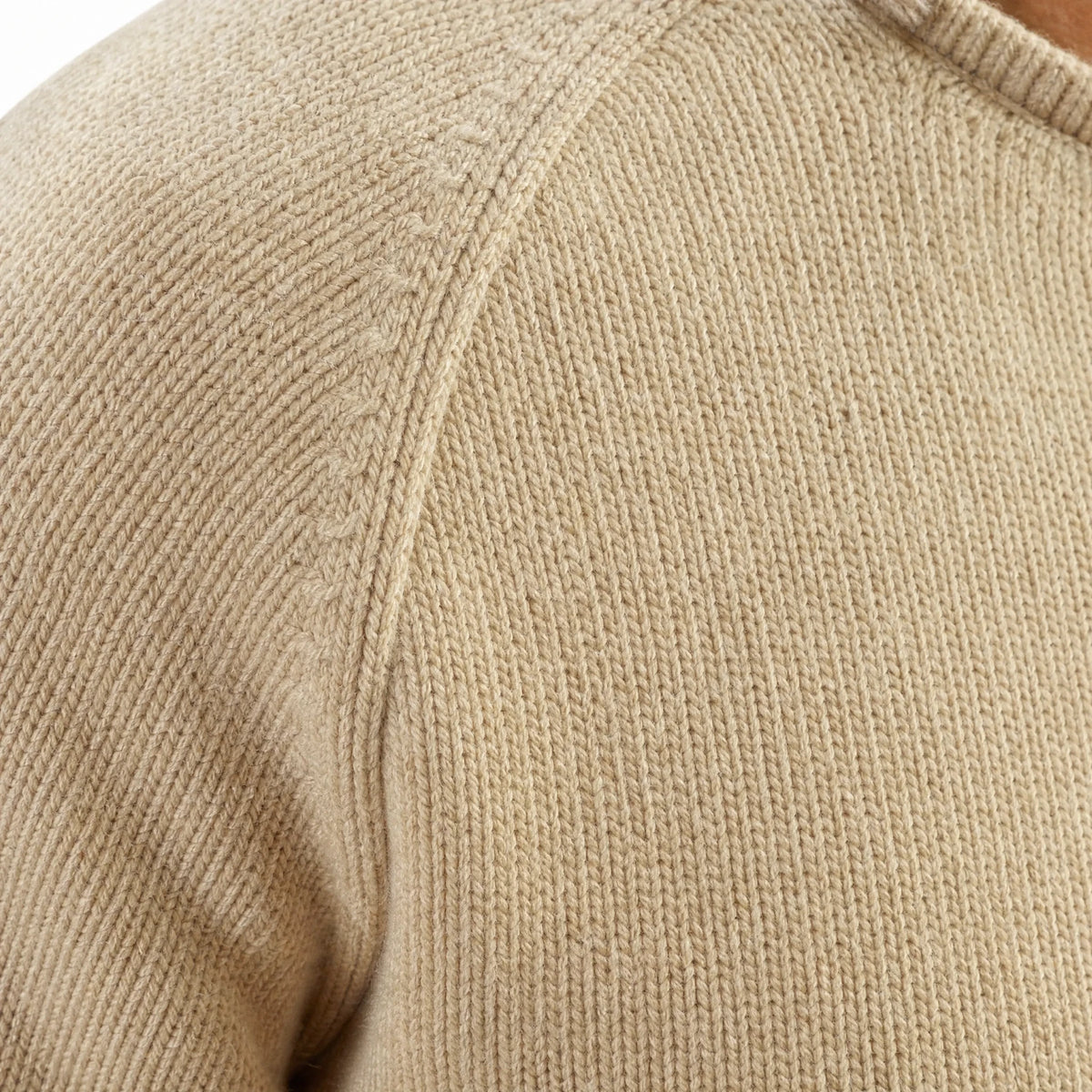 Pull style rétro en tricot à col rond - close-up détail matière