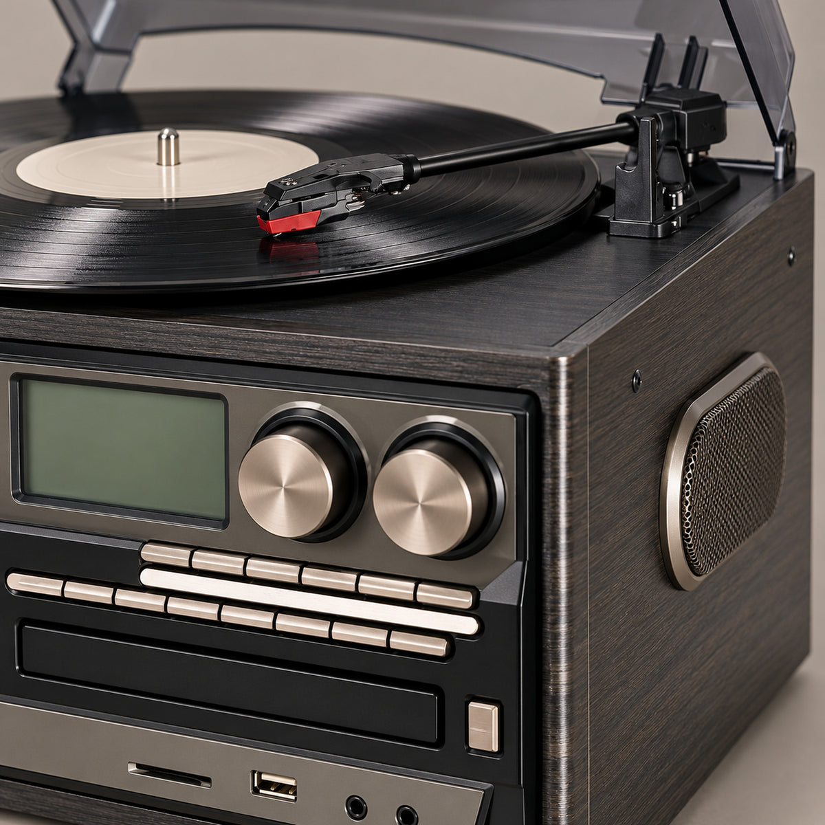 Gros plan sur le bras de lecture, la façade cassette et le tiroir CD de la radio CD vintage à platine vinyle Imagen