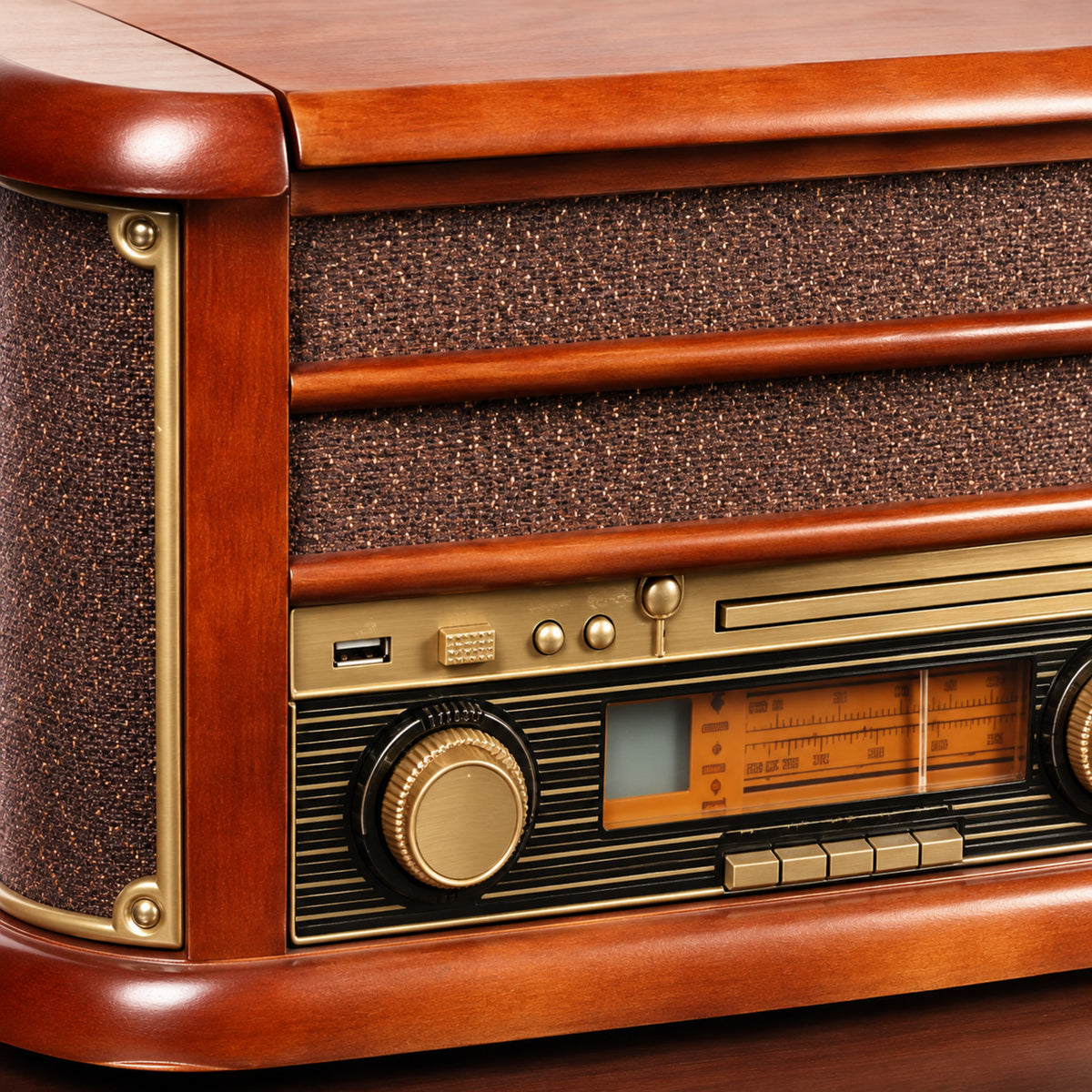 Gros plan sur les boutons dorés, le cadran éclairé et le tiroir CD de la radio CD USB vintage en bois Imagen